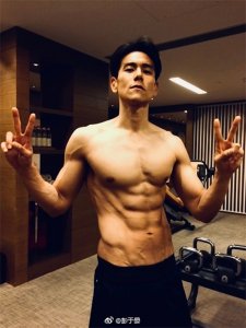 ​彭于晏尖沙咀拍戏生图曝光：182CM身高壮硕身材令人激赞