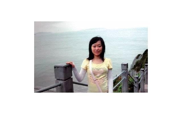 两个女儿为欢迎打工回来的父亲，拿啤酒来当水洒，殊不知他很心疼