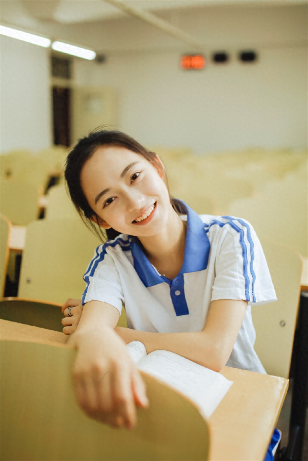 陈雨锶,甜酷的闪光女孩,在《十二谭》中饰叶丽娜