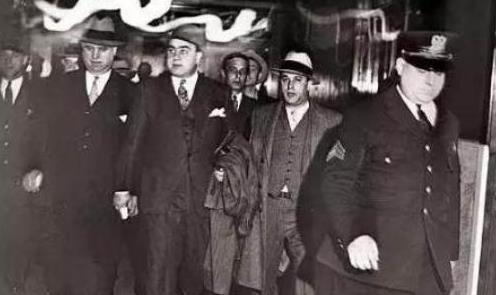 外国巡警卧底24年,混成黑帮二把手,大呼:再不收网我就成老大
