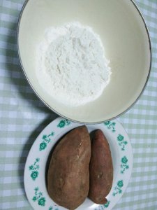 ​红薯饼这样做很好吃，不用加一滴水，烙完金黄酥脆又营养。