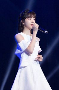 ​谭松韵穿着小白裙清纯如水！ 梳齐肩短发笑容尽显可爱！