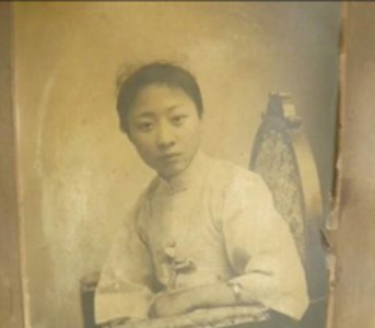 ​露兰春：杜月笙前师娘，与薛恒生七子，最终因戒绝鸦片不当离世
