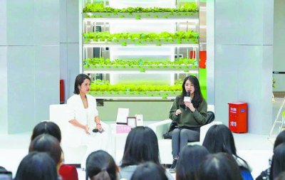 ​青年作家、编剧八月长安来厦举办《这么多年》新书签售