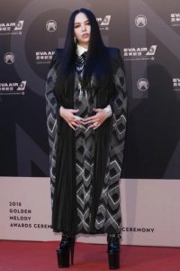 ​张惠妹胖到失控！穿直筒裙难掩粗壮身材，脚踩20cm驴蹄鞋不怕摔倒