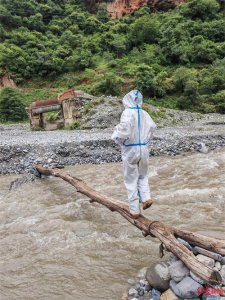​“大白过独木桥采核酸”走红 当事女医生：下雨路被淹，为节省时间走独木桥