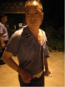 ​一线警察：湖南民警换下人质后惊魂5小时：全身被淋油