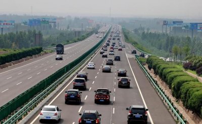 ​跑高速时，汽车没油了怎么办？老司机：给你支两招