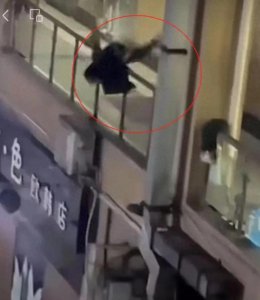 ​偷拍败露男子夺命狂奔坠亡 监控还原生死5分钟