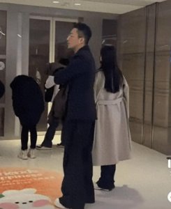 ​汪小菲携新女伴共度平安夜，新恋情疑似曝光，这一年小汪总可真忙