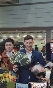 ​捐赠二战相册的美国小伙来了，第一站就去天安门看升旗