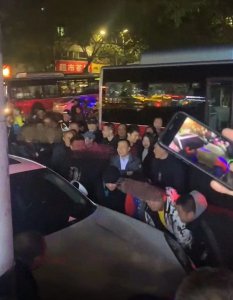 ​重庆一保时捷停路口致道路拥堵引众怒，众人合力抬车，车主致歉