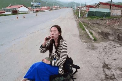 ​自驾川藏线，路上见到许多红牛罐子，老司机秒懂其中缘由