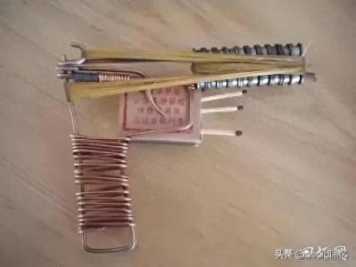​童年的自制火柴枪，唤醒童年的记忆，创意与欢乐的象征