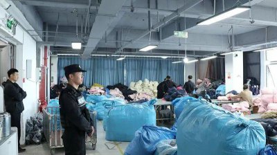 ​“不用998不用198，只要89！”警察查获假羽绒服超7万件，绒含量基本为0，3