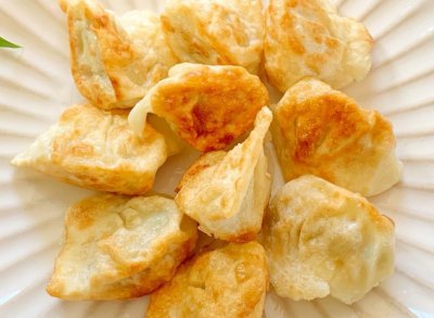 ​煎水饺时总糊锅？切忌直接下锅煎，教你一招，水饺美味酥脆不糊锅