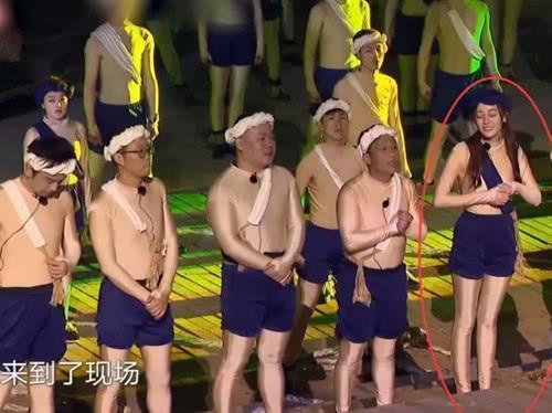 迪丽热巴为融入“男人帮”有多拼?穿特制衣服引争议,网友:过分